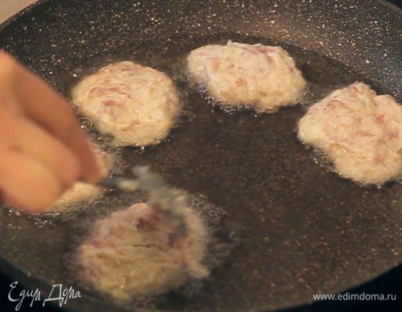 В кипящее масло начинаю выкладывать обычной ложкой наши «ленивые» беляши желаемой формы: средние либо побольше.

