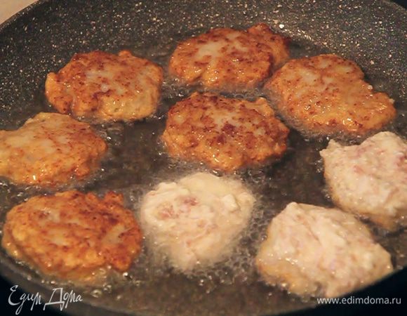 Обжариваю «ленивые» беляши до золотистой корочки с каждой стороны и затем выкладываю их на тарелочку. Теперь, наконец-то, можно полакомиться сочными и вкусными беляшиками, затратив минимум времени и усилий!

Приятного вам аппетита!