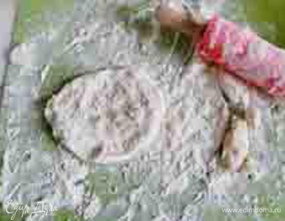 Отделить немного теста от общей массы и раскатать блинчик.
