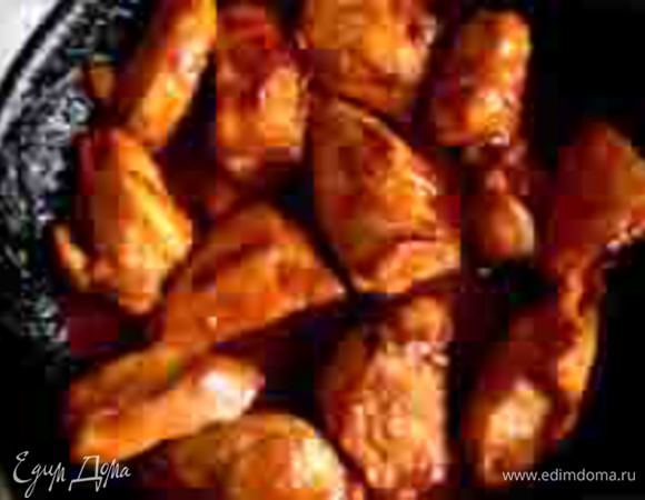 На сковородку с курицей добавить кисло-сладкий соус, не разбавляя водой (я использовала соус от "Сэн-сой"), 2 столовые ложки красного корейского соуса "Кочудян" и немного соевого соуса.

Вместо курицы вы можете использовать бекон и сосиски или любую другую любимую начинку.