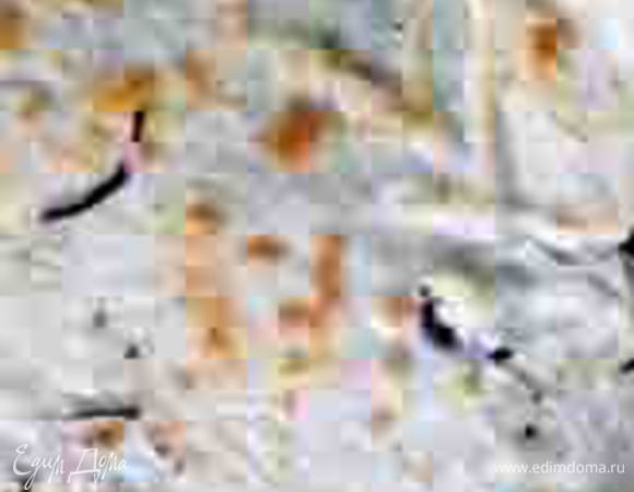 Обжарить блинчик с одной стороны и перевернуть. Внимание: блинчики толстые и жарятся медленно.