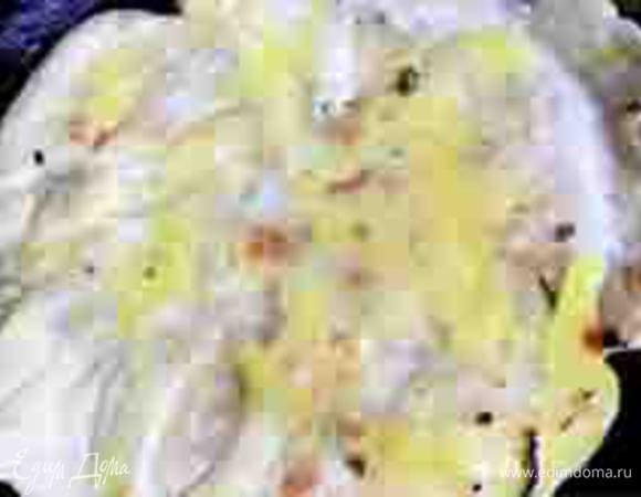 Разбить яйцо, размешать и распределить его с помощью лопаточки по всей поверхности блинчика.

Если вы не любите яйца, можете не добавлять его.