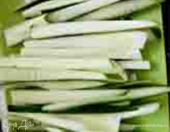 Пока блинчик жариться нарезать огурец соломкой.

Кроме огурца можно использовать лист салата и вареный картофель, нарезанный соломкой, или поэкспериментировать с другими овощами!