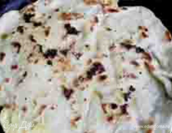 Блинчик перевернуть и обжарить яйцо буквально 30-40 секунд. Выложить на тарелку яйцом вверх.