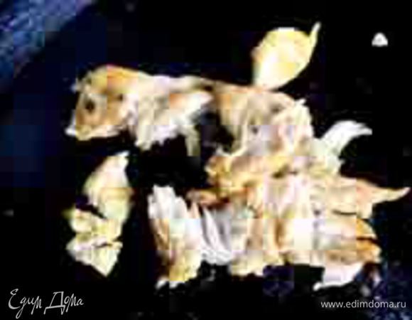 Кусочек курицы выложить на сковородку, размять и обжарить 1-2 минуты.