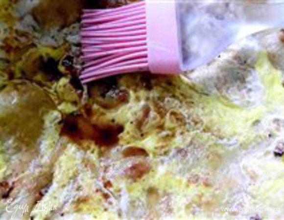 Вылить одну столовую ложку соевого соуса на блинчик со стороны яйца и распределить по всей поверхности с помощью кисти.

Вместо соевого можно использовать кетчуп или любой ваш любимый соус ;)