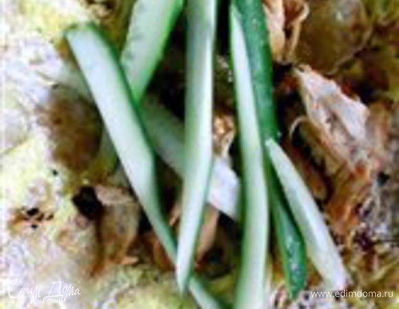 Выложить начинку на блинчик. Если вы использовали другой наполнитель — выложите точно так же.
