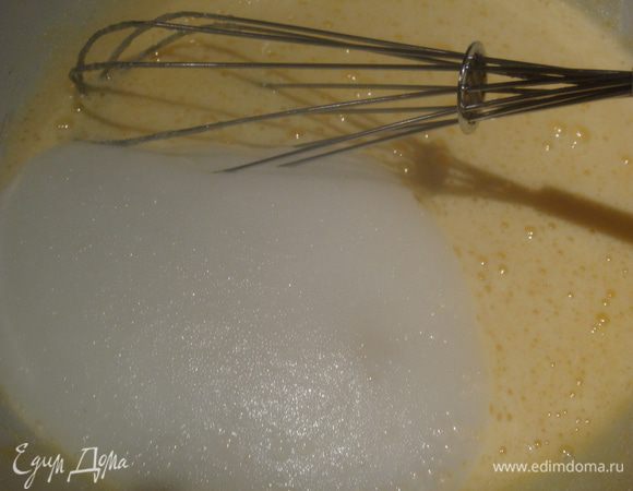 Добавляем майонез, соду (гасим уксусом).