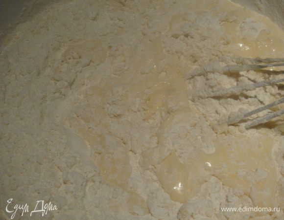 Муку просеять и замешать тесто. Тесто получается густое.