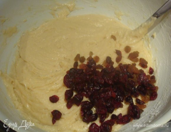 В тесто добавляем изюм (у меня клюква и немного изюма), можно добавить орехи.