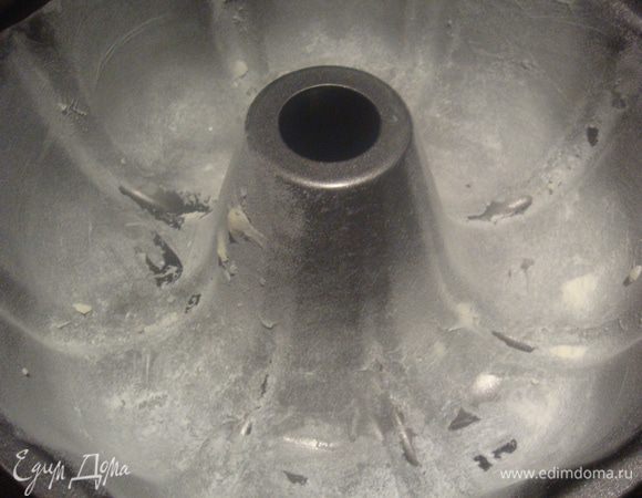 Форму смазываем маслом и немного присыпаем мукой.