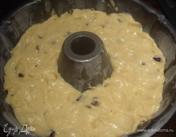 Тесто выкладываем в форму и выпекаем заранее разогретой духовке до 180°C 45-50 минут. Готовность проверяю зубочисткой.