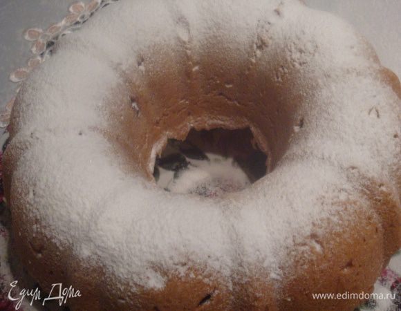 Готовый кекс можно присыпать сахарной пудрой.