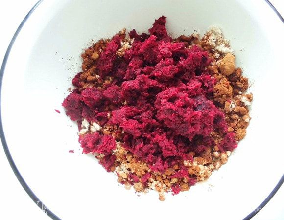 Молотые грецкие орехи, зеленую гречку, финики и кэроб добавить к свекле. Тщательно перемешать массу ложкой, затем-руками. Должно получиться однородное и пластичное "тесто".
