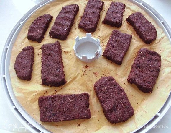 Раскатать его на бумаге для выпечки. Сформировать прямоугольный пласт, толщиной примерно 1 см. Разрезать его на небольшие брусочки. 