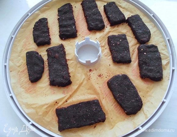 Выложить их на лист дегидратора и подсушить около 2 часов при температуре 38-40°C. Также можно высушить в духовке при минимальной температуре, желательно, с режимом конвекции. 