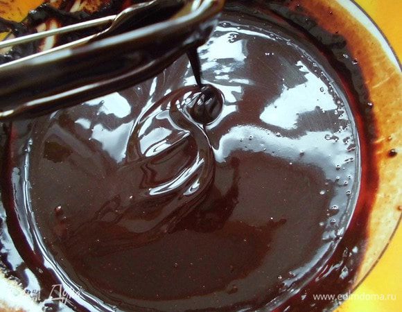 Для глазури кэроб просеять в глубокую тарелку через сито, добавить мед и немного воды. Тщательно перемешать. Получится в меру густая, однородная и гладкая масса. Она должна стекать с венчика и образовывать следы от него, если Вы будете перемешивать им глазурь. 