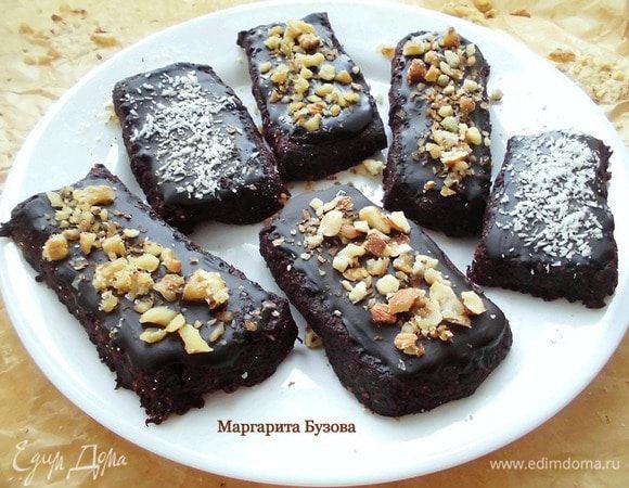 Готовые батончики покрыть сверху глазурью. Очень удобно это делать силиконовой кисточкой.  Украсить сверху измельченными орешками и кокосовой стружкой. 
Оставить их ненадолго в холодильнике, чтобы глазурь схватилась, а затем есть и наслаждаться!
Приятного аппетита!