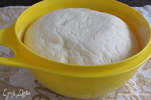 Затем добавить масло, соль, сахар и оставшуюся муку. Вымешивать, пока тесто не будет отставать от рук, если нужно подпылять мукой. Оставить тесто для подъема на 3-4 часа. За это время тесто дважды обмять.