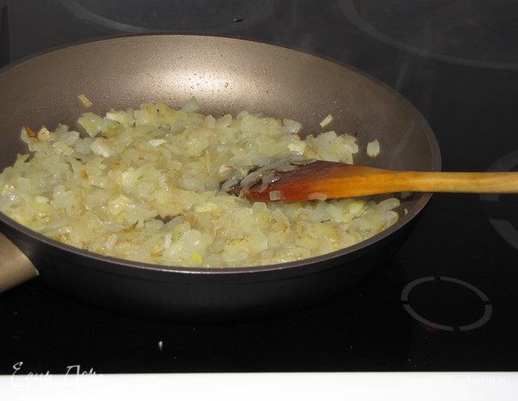 Для начинки лук измельчить и обжарить на растительном масле до золотистого цвета 10 минут.