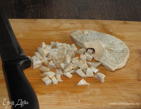 Соленые грибы мелко нарезать.