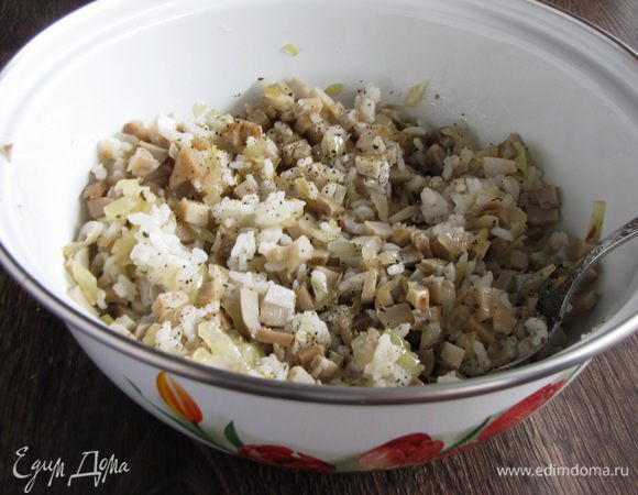 Смешать в миске лук, грибы, отварной рис. Посолить и поперчить по вкусу. Начинка готова.