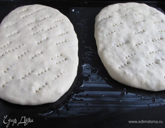 Закрыть второй частью теста и защипать края. Можно приготовить один большой или два пирога поменьше. Выложить пироги на смазанный маслом противень, наколоть вилкой для выхода пара и оставить на некоторое время.