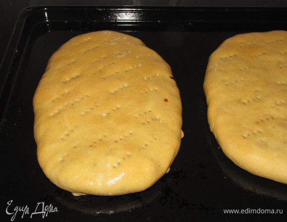 Выпекать пирог при температуре 180-200°C 40-50 минут. Готовый пирог смазать постным маслом и оставить под полотенцем на 20 минут.