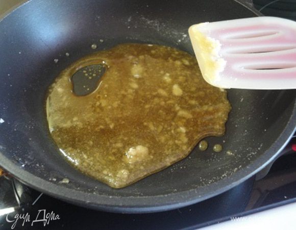 Высыпьте сахар на сухую сковороду и жарьте на среднем огне до образования карамели.