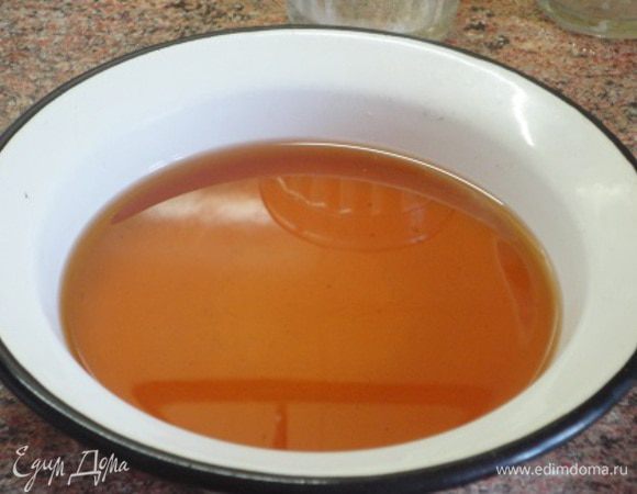 Теплую, даже горячеватую воду постепенно добавляйте к карамели. Она вначале начинает бурно кипеть, но не пугайтесь, а решительно и осторожно выливайте всю воду, продолжая помешивать, пока карамель не растворится. Получившуюся сладкую воду перелейте в миску и вынесите на холод остывать.