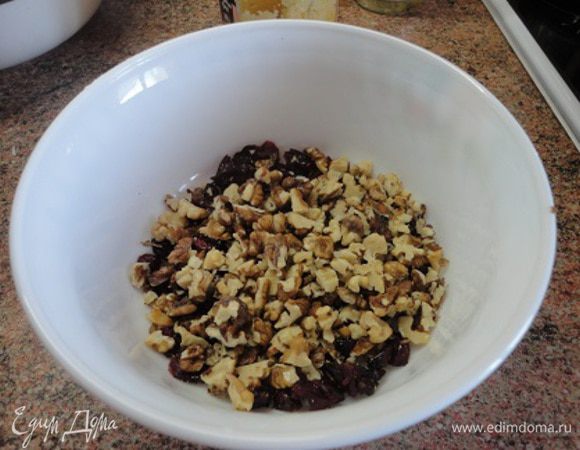 Поджареные и крупно нарезанные орехи соедините с клюквой.