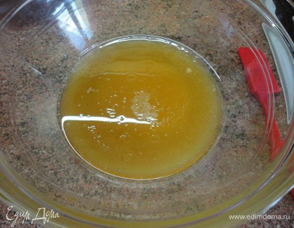 Смешайте растительное масло, мед, ванильный сахар и лимонный сок. Влейте теплую карамельную воду. К жидким ингредиентам добавьте сухие и перемешайте. Тесто имеет консистенцию густой сметаны. 