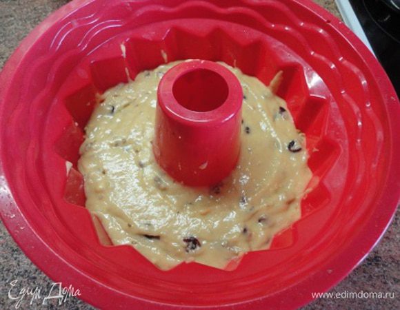 Форму для запекания диаметром 18-20 см застелите пекарской бумагой или используйте силиконовую форму.
Выпекайте 25-30 минут. Все зависит от вашей духовки.