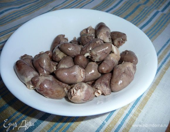 Сердечки отварить в подсоленной воде до готовности. Я варю в скороварке 10 мин.