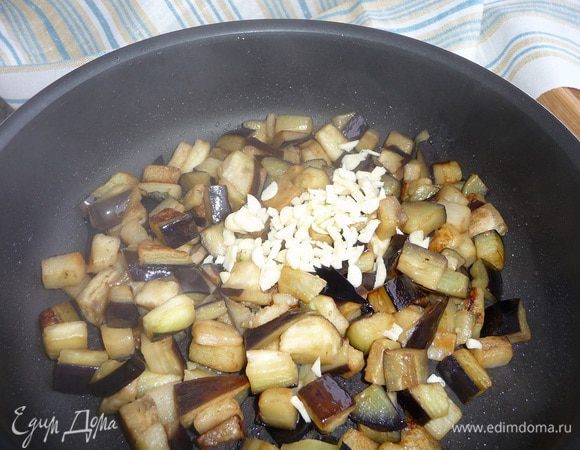 Добавить мелко резаный ческок, слегка обжарить, присолить.