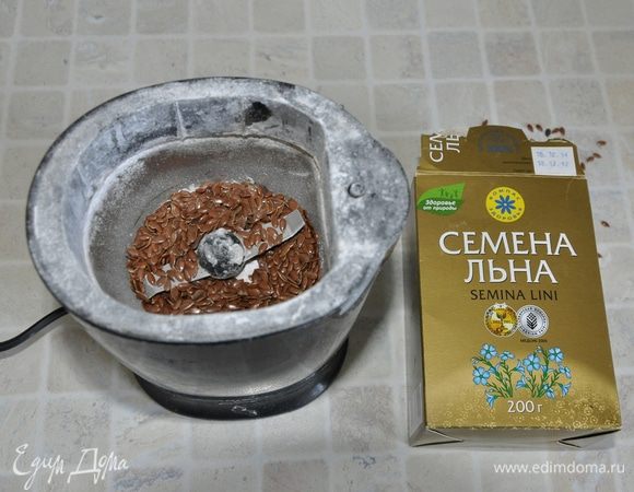 Включить разогреваться духовку до 180°C. Форму для выпечки размером 20х20 см застелить пергаментом таким образом, чтобы его края выходили за бортики формы. Рецепт у нас постный, вместо яиц для связки ингредиентов будем использовать льняное семя. Семена льна перемолоть в кофемолке.