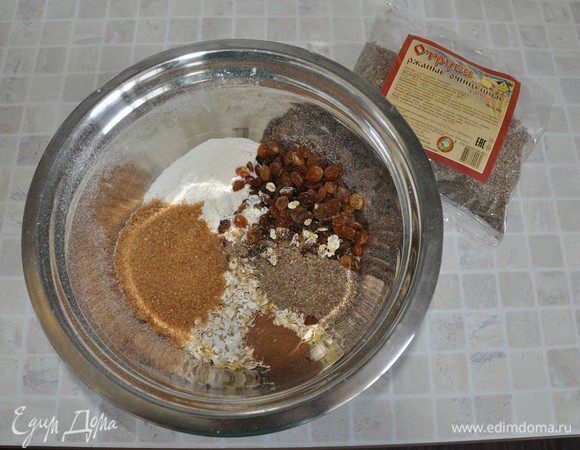 Добавить муку, сахар, изюм (обсушить на полотенце), корицу, соль и 1-2 столовые ложки отрубей. Я использовала ржаные с имбирем. Хорошо перемешать.