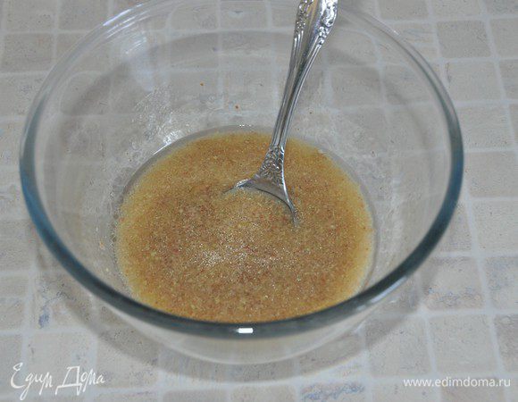 В отдельной миске смешать растительное масло, апельсиновый сок и заваренное льняное семя.