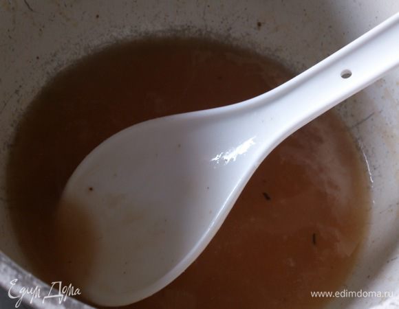 Слить в ковшик образовавшийся при запекании сок, добавить все ингридиенты для соуса. Если сока мало, то добавить немного воды. Довести на плите до загустения.