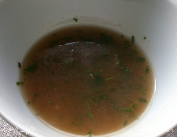 Мяту измельчить и добавить в соус.