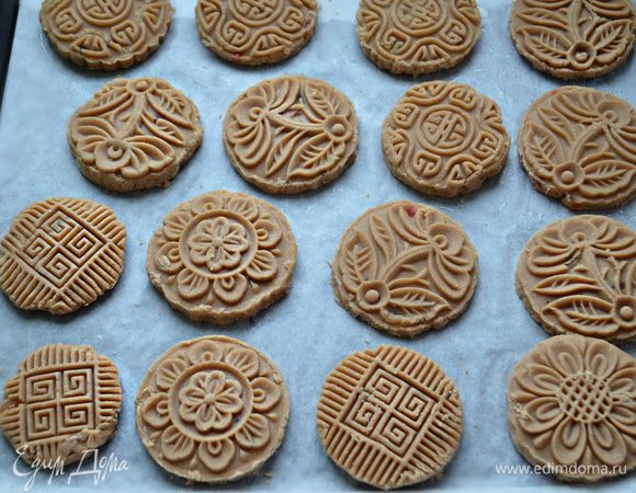 Противень с подготовленным печеньем поставьте в разогретую до 200°C духовку на 20-25 мин.