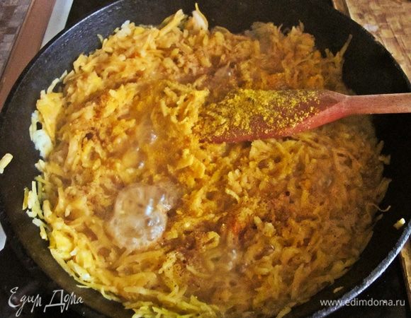 В сковороду с толстым дном положить тыкву и яблоко, залить молоком и пассеровать до мягкости тыквы. Снять с огня, охладить.