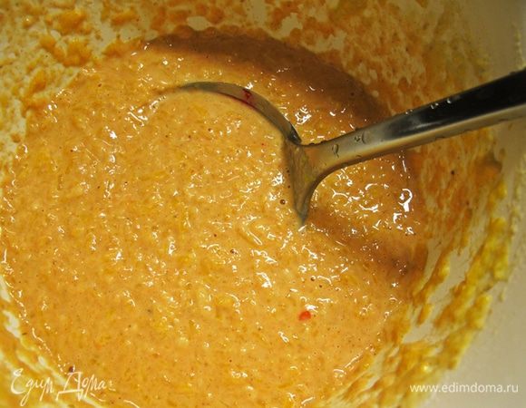 Добавить яйца, сахар, муку, тертую лимонную цедру. Замесить густое тесто.