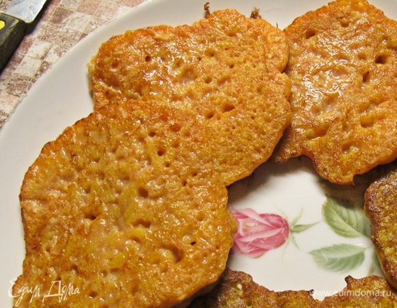 Жарить на среднем жару. Готовые оладьи выкладывать на бумажную салфетку, чтобы удалить лишний жир.