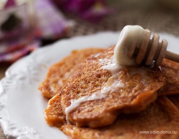 Подавать с медом и джемом.
Если молоко заменить водой и не добавлять яйца, получится вполне постное лакомство.