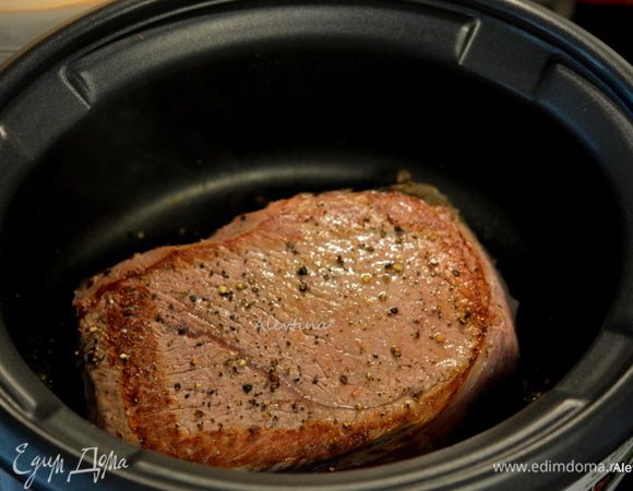 Говядину плечевая часть посолить и поперчить. На масле обжарить говядину с обеих сторон. Выложить говядину в медленноварку.