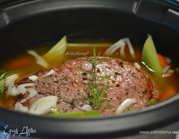 Морковь, сельдерей, луковицу очистить, нарезать крупно, выложить к говядине. Добавить воды, абрикосовый сок, розмарин. Закрыть крышкой и тушить при медленном режиме 8 часов в медленноварке или на маленьком огне 2 часа на плите в жаровне.