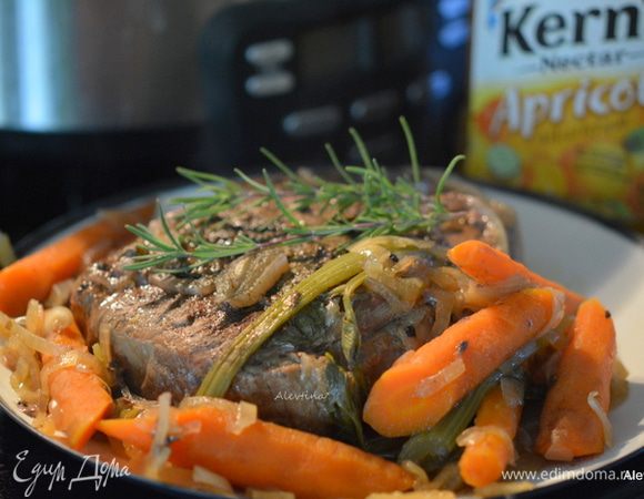 Говядину достать из жаровни или медленноварки. Дать постоять и нарезать порциями. Говядину подаем с овощами и гарниром по желанию. Приятного аппетита.