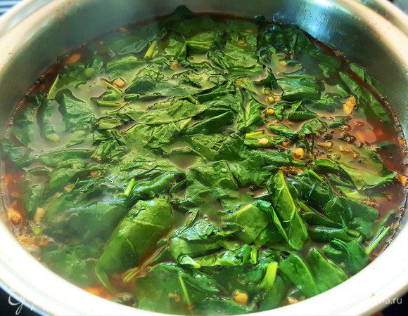 Дайте покипеть еще минуты 2, посолите и поперчите по вашему вкусу. В отдельной небольшой емкости разведите 2 ст. ложки кукурузного крахмала с 4 ст. л. воды, перемешайте до однородной консистенции, влейте в горячий соус, перемешайте.
