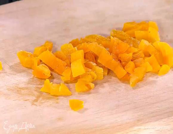 Курагу нарезать маленькими кубиками.